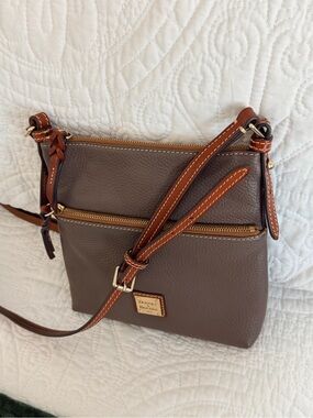 ✨Dooney & Bourke Pebble Grain North South Janine Crossbody EUC ✨